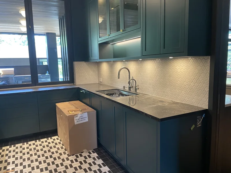 Dark sink countertop with deep-coloured cabinetry
