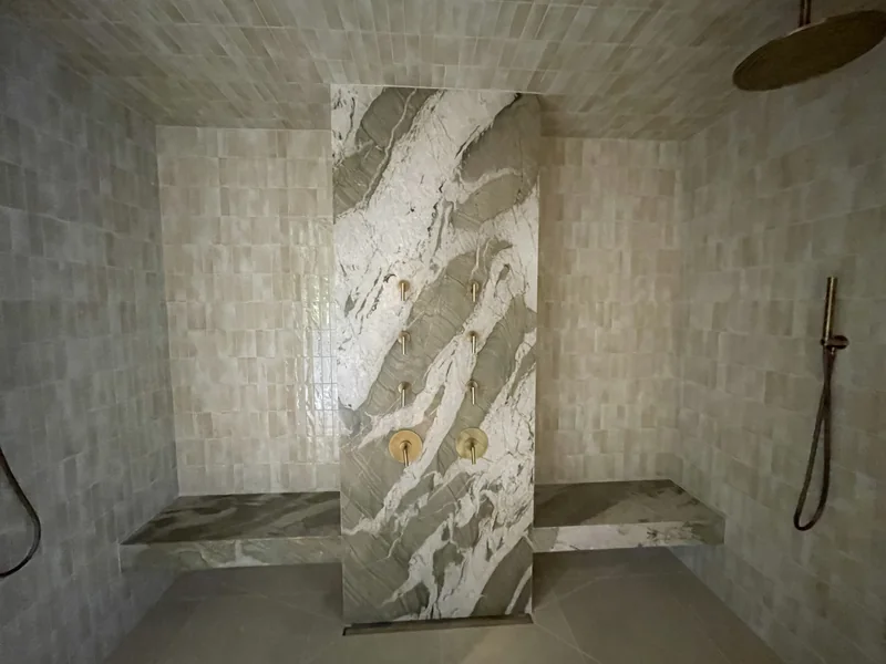 绿白纹理淋浴面板与两侧坐凳