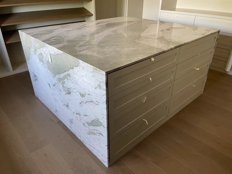 Veined dressing-room island with a waterfall side