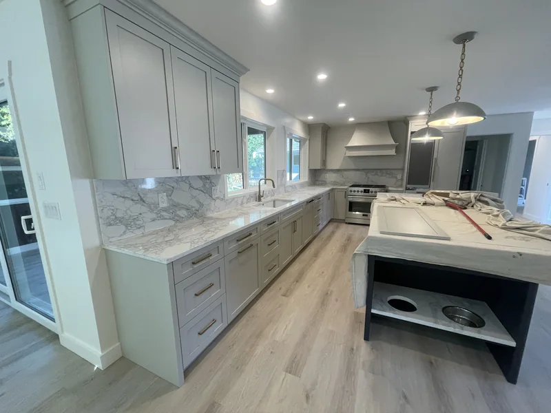 Continuous kitchen countertop and patterned backsplash