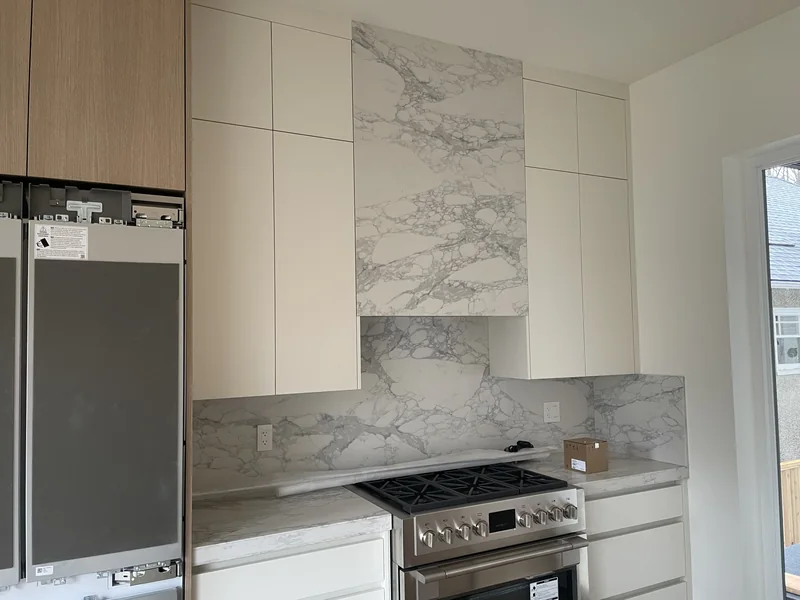 Patterned range surround and countertop
