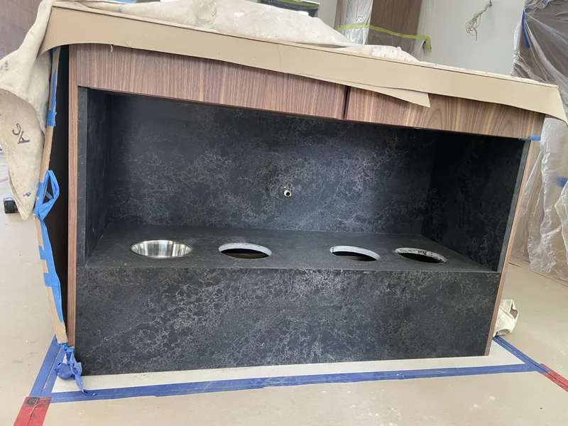 Recessed bowl station with a dark patterned surface