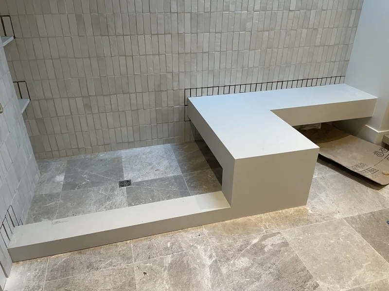 Shower bench and matching threshold during installation